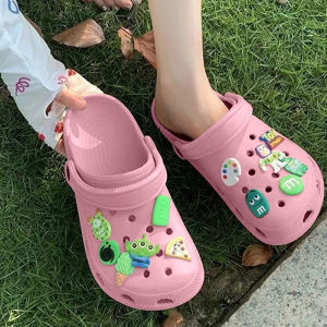 XWshop  รองเท้าแฟชั่นหัวโต พื้นเรียบๆไม่เสริมส้น งานจริงรุ่นนี้พื้นนิ่มใส่สบายมาก แถมฟรีตัวติดการ์นตูนขวัญใจวัยเด็ก สาวๆไม่ควรพลาด