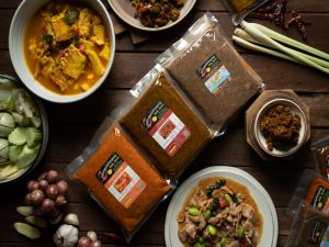 พริกแกงใต้ เครื่องแกงใต้ เครื่องแกงคั่ว (สูตรเข้มข้น) (ใช้ขมิ้นด้วง) ขนาด 500 กรัม - สะอาด ปราศจากวัตถุกันเสีย ผลิตจากวัตถุดิบธรรมชาติ 100%