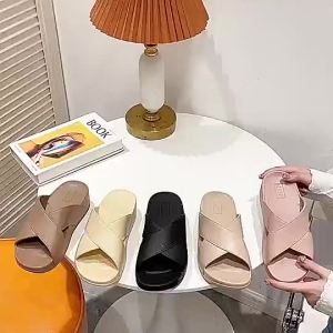 Sepatu sandal tebal dan fashionable 4.5cm tunggal perempuan selipar platfo[Suggest purchasing 1-2 larger sizes]