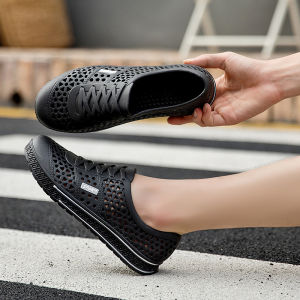 Xishop สินค้ามาใหม่   รองเท้าแฟชั่นผู้ชาย วัสดุเป็นยาง นิ่ม ใส่สบาย ไม่กัดเท้า ทำความสะอาดก็ง่าย แห้งไว ราคาสบายกระเป๋า กดสั่งเล้ย พร้อมส่งสุดๆ