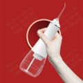 Tăm nước 3 chế độ phun xịt, dùng pin sạc kèm 5 đầu xịt áp lực cao. 