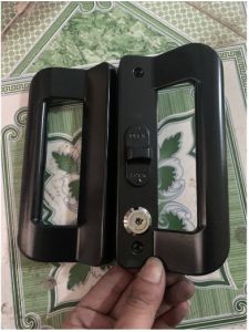 Khóa chữ D cửa lùa nhôm xingfa có chìa hàng chính hãng