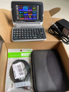 Kim Từ Điển GD-3250M. Máy học ngoại ngữ tra từ vựng học ngữ pháp đàm thoại luyện thi IELTS TOEFLTOIEC (Quí khách hãy liên hệ trực tiếp qua Sđt Zalo 0914021073 để được tư vấn trước khi chọn mục "Mua ngay" nhé). Từ điển (Oxford) (Cambridge).