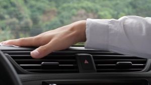 UGREEN Car Phone Holder Dashboard Windscreen Suction Cup Adjustable Angle Mobile Phone Mount Magnetic iPhone 17 Air S26Mild and effective