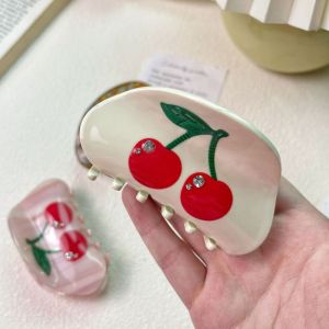 IUIUY อารมณ์ที่ดี หวานหวานแหววว ผม coiffure เล็กๆน้อยๆสด องค์ประกอบของผลไม้ หุ้มด้วยเพชร กิ๊บติดผมเชอร์รี่ คลิปฉลามน่ารัก เครื่องประดับของผู้หญิง กิ๊บติดผมสไตล์เกาหลี