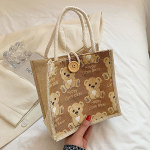 SQShop แฟชั่นมาแรง กระเป๋าถือแฟชั่นสุดฮิต รุ่นนี้ดีมาก จุของได้เยอะ ลายการ์ตูนหมีน่ารัก สีคุมโทน พกพาสะดวกสบาย ไม่ว่าไปในกระเป๋าใบนี้เอาอยู่ สาวๆต้องมีนะคุ้มมาก