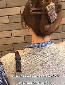 Kẹp tóc kiểu với nơ lông nhân tạo thiết kế ngọt ngào phù hợp cho kiểu tóc buộc nửa đầu.