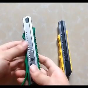 คัตเตอร์ มีดคัตเตอร์ มีดตัดวอลล์เปเปอร์ พกพาสะดวก คม ตัดกระดาษขาด สีสุ่ม