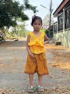 ชุดสงกรานต์เด็กหญิงคุ้มค่า ได้ทั้งชุด เสื้อ+กระโปรง ลายสดใส ใส่แล้วน่ารัก(SET03)