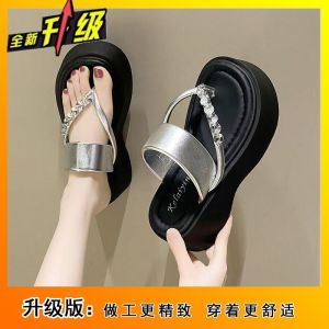 [Free Shipping] Thick-Soled Rhinestone-Adorned Flip-Flops For Women A New Summer Style Versatile For Outdoor Wear Perfect For The Beach