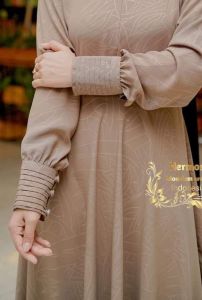 Gamis hermosa embos motif abstrak bahan yoris caltri warna mocca-gamis syari busui mocca premium