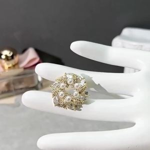 Elegant Pearl Wreath Brooch for Women Professional Suit Blouse Scarf Accessories New Fashion Pin