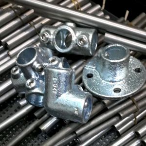 ข้อต่อเหล็กชุบสังกะสี ไม่เป็นสนิม ใช้กับท่อแป๊บประปา 4 หุน หรือท่ออื่นๆที่มีขนาดเส้นผ่านศูนย์กลาง 20 - 22 มิล ข้องอ สามทาง สี่ทาง