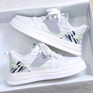 Alethia Shop  รองเท้าผ้าใบผู้ชาย   รองเท้าผ้าใบ แฟชั่น มีความสูงเผิ่มขื้น 2สีขาว ดำ A0114