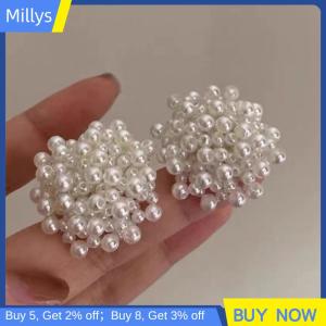 Millys ต่างหูเม็ดเดี่ยวรูปดอกไม้มุกสีขาวอ่อนโยนคลิปหูความรู้สึกระดับสูงสำหรับผู้หญิงอารมณ์งานแต่งงานเครื่องประดับของขวัญเครื่องประดับ