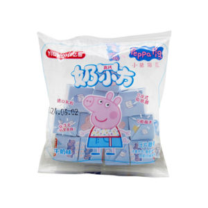 亿智小猪佩奇奶小方压片糖果牛奶草莓蓝莓味整包2斤批发休闲零食