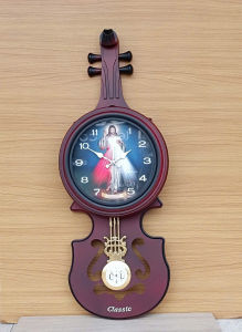 Đồng hồ treo tường công giáo in hình Đức Mẹ hoặc Chúa TX hình cây đàn KT: cao 65 ngang 25(cm) - quà tặng công giáo