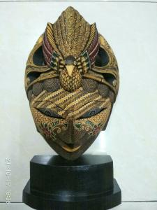 Kerajinan kayu Souvenir topeng merak batik halus