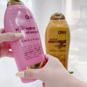 Sữa Tắm OGX Scrub & Wash Tẩy Tế Bào Chết Của Mỹ Dưỡng Da Mềm Mại Mịn Màng 577ml - - Kết cấu dạng hạt scrub siêu mịn giúp loại bỏ hoàn toàn tình trạng bít tắc nang lông do bụi bẩn vi khuẩn tích tụ làm mềm da tức thì mà không gây đau rát hay tổn thương.