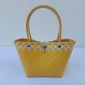 กระเป๋าสานเส้นพลาสติก ทรงถือเล็กตอกหมุด ติดแม่เหล็ก ก้นกว้างรุ่นละมุนละไม ขนาด กว้าง16ยาว21สูง18.5 CM ขอบปากกระเป๋า