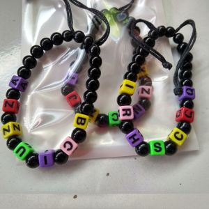 1 LUSIN GELANG HURUF WARNA - WARNI / GELANG TANGAN WANITA PRIA ANAK / GELANG MANIK MOTE