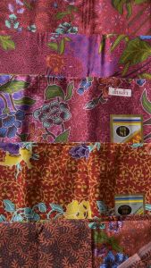 ผ้าถุงบาติก 81 ตราปลา สโร่ง 81 เย็บแล้ว ขนาด 1.9 เมตร สีโทนแดง