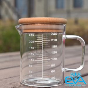 Ly Thuỷ Tinh Chịu Nhiệt Quai Cầm Miệng Rót Có Vạch Chia Đo Lường Dung Tích 240 Ml Kèm Nắp Gỗ Tre SP4976