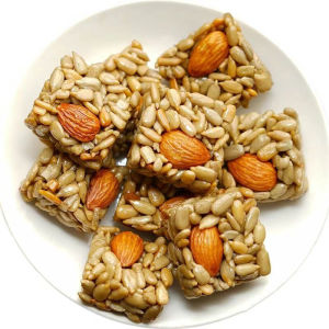 WooNut Freshly Packaged Sunflower Seed Almond Pie High Quality Meal Replacement Healthy Snack