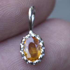 จี้พลอยบูรณาธรรมชาติ (Yellow Sapphire) เรือนเงินแท้ 92.5% ชูบทองคำขาว มีใบรับประกันจากทางร้าน