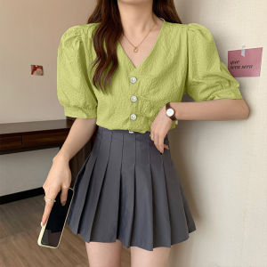 LHFriday สินค้าแนะนำ เสื้อแฟชั่นหญิง เสื้อผญงานมาใหม่ เป็นคอวี เนื้อผ้าไม่ยับง่าย ไม่ต้องรีด มี2สีให้เลือก เนื้อผ้าไม่หนาไม่บางกำลังดี ราคาพอประมาณ พอจับต้องได้ รุ่นนี้แนะนำเลย