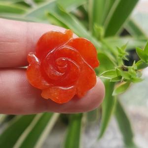 Mặt dây chuyền nữ Bông hồng Đỏ to size 25mm x dầy 4mm chất liệu đá cẩm thạch đỏ đẹp xinh Nữ mệnh hoả mệnh thổ về bọc vàng lên đeo đẹp như công chúa rẻ có 480k / 1 mặt ạ