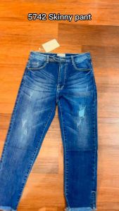 5742 SKINNY JEANS PANT Matt jeans import mix belel tapi tidak tembus kancing 2 bagian pinggang bagian bawah rawis dan ada belahan. Real size size 31 Lp 78-86 pjg 86 size 32 Lp 74-84 pjg 88 size 33 Lp 74-90 pjg 87