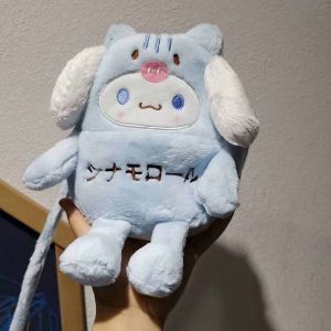 ADOP กระเป๋าเด็กผญ กระเป๋าแฟชั่น น่ารักมากๆ กระเป๋าใส่โทรศัพท์มือถือ กระเป๋าใส่บัตรขนาดเล็ก คุโรมิ การ์ตูนลายการ์ตูน กระเป๋าสะพายข้างเด็กผู้หญิง เมโลดี้ เด็กๆเด็กๆ สำหรับนักเรียน กระเป๋าตุ๊กตาผ้าพลัช กระเป๋าถือสำหรับเด็ก กระเป๋าสะพายไหล่เดียว กระเป๋าสตรีล