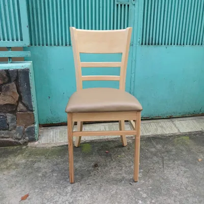 Ghế gỗ cao su cao 83 cm rộng 40cm ghế ngồi có nệm bóng sáng. Thông dụng cho học sinh và ngồi ăn uống trong gia đình.