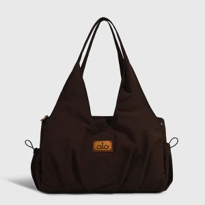 Túi đeo vai ALO Soft Nylon kiểu dáng hobo dung tích lớn phù hợp cho đi tập gym sử dụng hàng ngày dành cho phụ nữ.