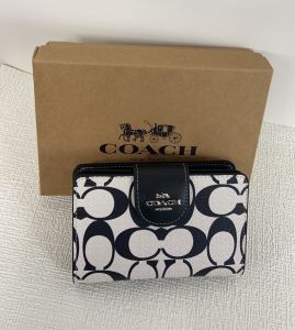 ส่วนลดราคาเดิมสำหรับกระเป๋าสตางค์ สินค้าปลอดภาษีแนะนำ กระเป๋าสตางค์ขนาดกลางสำหรับผู้หญิงแบบใหม่ กระเป๋าใส่บัตรธนบัตรขนาดใหญ่ ซิปกระเป๋าเหรียญสร้างสรรค์ CP420 ขนาด: 13 * 9 * 2 ซม