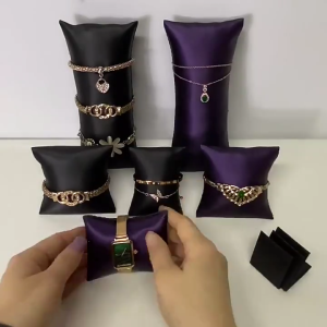 ชั้นวางนาฬิกาข้อมือนุ่มสร้อยข้อมือเรียบร้อยและจัดระเบียบนาฬิกาอุปกรณ์เสริมหมอนหมอนชั้นวาง