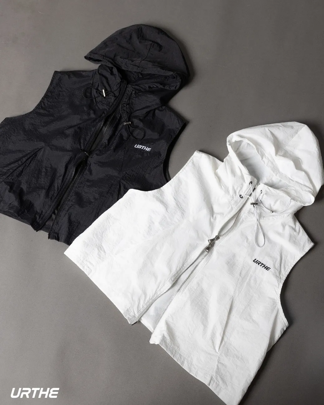 URTHE - เสื้อฮู้ดครอป เเขนกุด รุ่น SLVL HOODIE CROP สีขาว สีดำ