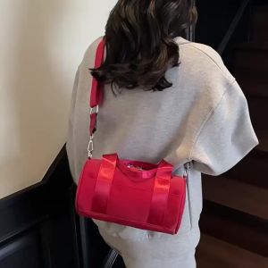 Korean-style sports and fitness bag for women fashionable and versatile large-capacity handbag suitable for short trips commuting and crossbody use