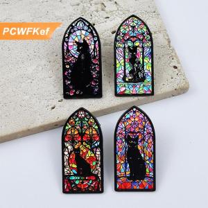 【PCWFKef】 หมุดเคลือบหน้าต่างกระจกสีเข็มกลัดโลหะแมวสีดำกระเป๋าเป้สะพายหลังปกเสื้อป้ายปกเสื้อเครื่องประดับแฟชั่นของขวัญสำหรับสะสม