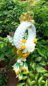 มาลัยแขวนหน้ารถ พวงมาลัย 1 พวงมี 2 ด้าน ไม่เหมือนกัน