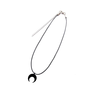 จี้สร้อยคอรูปพระจันทร์เสี้ยวสีดำเสริมเสน่ห์ลึกลับเหมาะสำหรับชุดลำลองและชุดทางการ