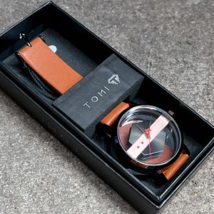 Watchhiend นาฬิกาข้อมือหญิง โทมิ หน้าปัดขนาด 38มม. สายหนัง ฝาหลังเป็นกระจก มีทั้งหมด6สี สวมใส่สบาย