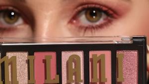 Bảng phấn mắtMilani Gilded - Hãy gọi tôi là kiểu dáng cổ điển    Bộ phấn mắt màu nâu với độ lên màu đậm. Sáu sắc màu lì và nhũ. Sản xuất tại Hoa Kỳ.
