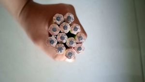 Pensil GREEBEL 2B 7027 / 7028 / 7029 (1 pack isi 12 pcs)\nPensil GREEBEL 2B KARAKTER (1 pack isi 12 pcs)