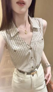 Bộ trang phục hai mảnh gồm áo kiểu polo không tay sọc retro và quần jean dành cho nữ mùa hè 2026