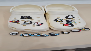 Charm jibbitz sticker 2D gắn dép cross mẫu C76 cánh cụt