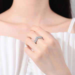 Cincin Perak 925 Wanita Desain Korea V - Bentuk Moissanite 18K Mewah Eksklusif - Kualitas Tinggi Unik