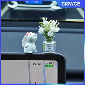 CISWGE 1 bộ đồ trang trí búp bê chữa bệnh xe mới bình nhỏ dễ thương và bảng điều khiển trung tâm xe Thỏ trang trí cửa sổ