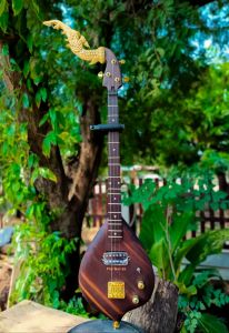 พิณไฟฟ้าไม้แต้ด่างขัดละเอียดลงน้ำมันมะกอก 3 สาย 15 เฟรต 1 ปิ๊กอัพ แบบ 1 ฮัมบัคกิ้งคุณภาพสูง แกะสลักชื่อ PINROIET สวยงาม